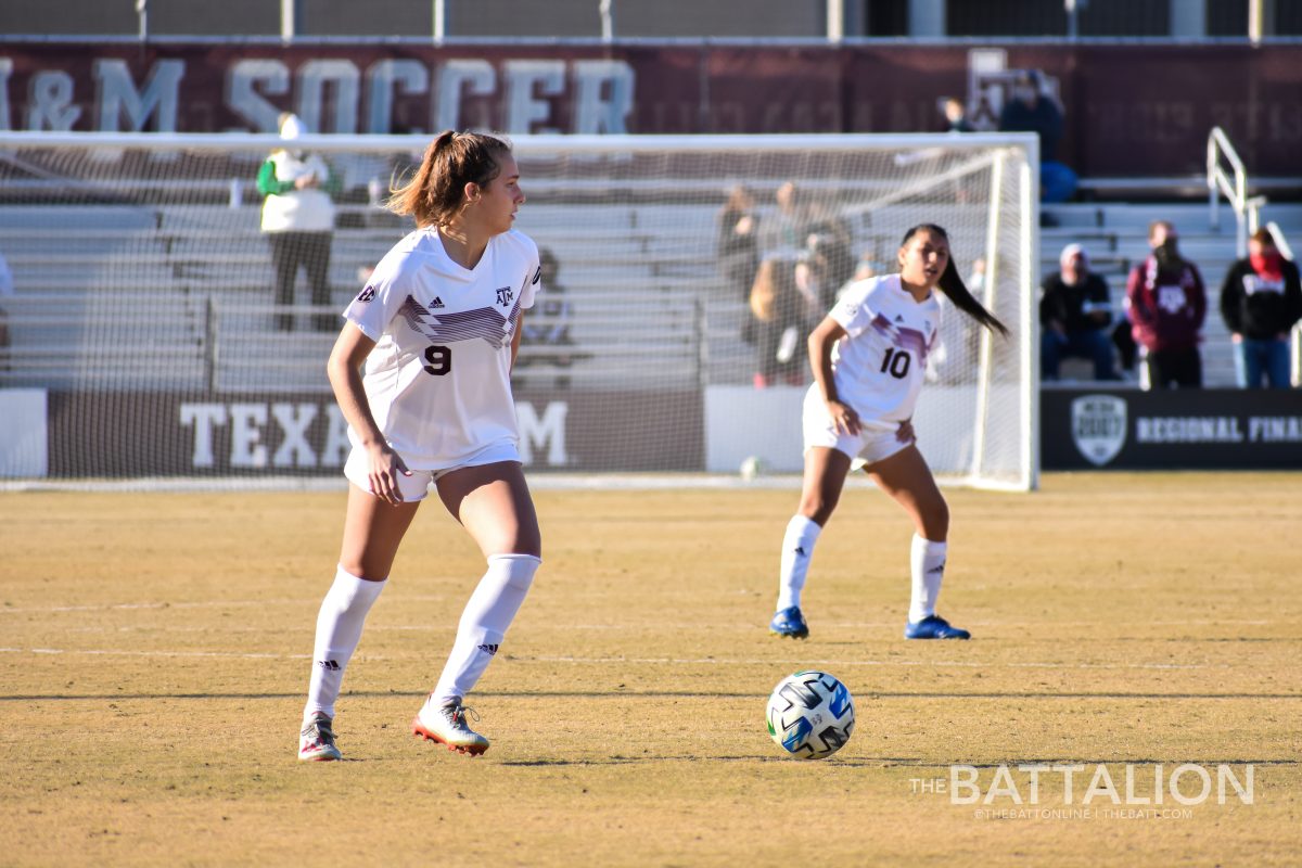 Freshman midfielder Taylor Pounds takes control of the ball and looks to pass to her teammate. 