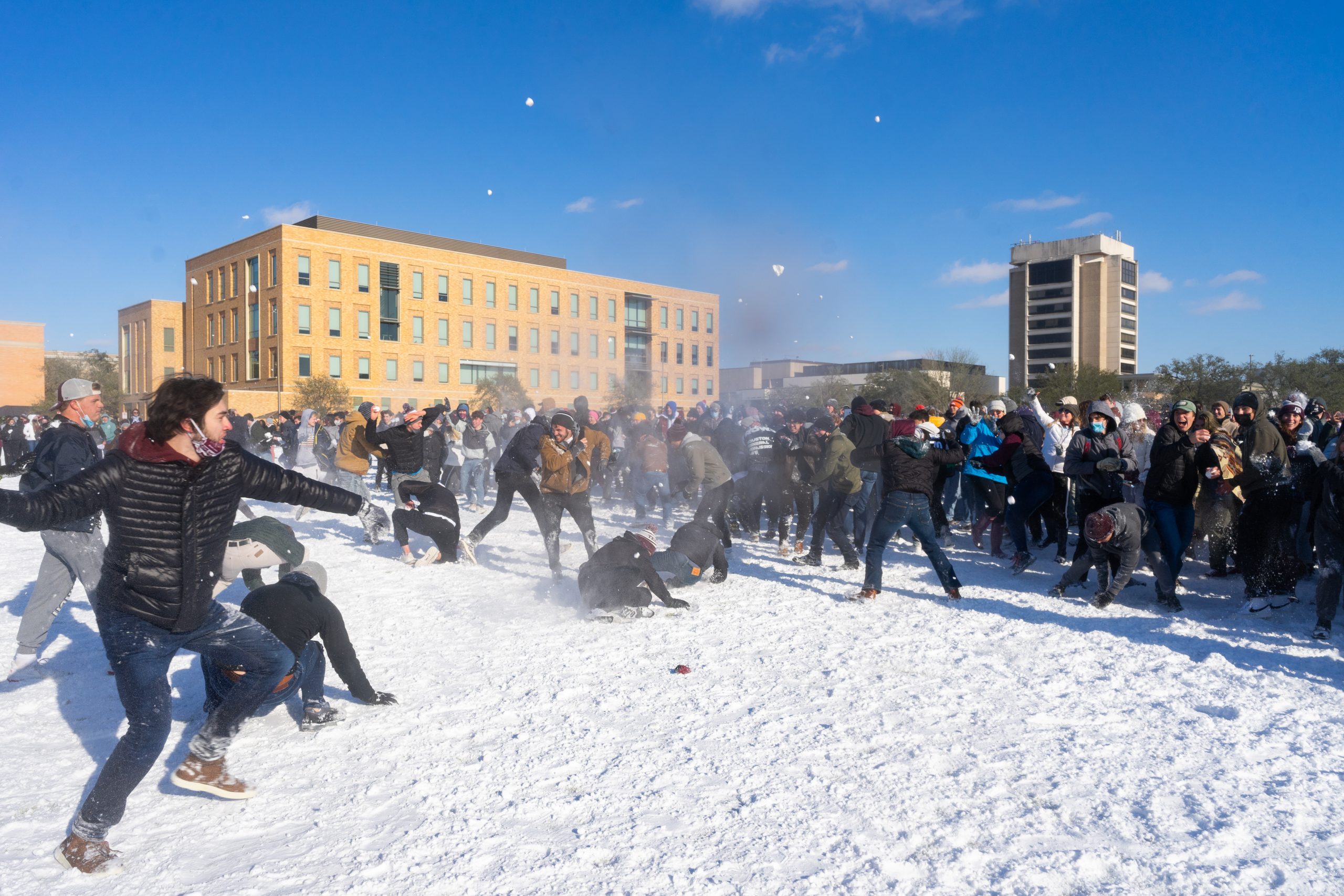 GALLERY%3A+Snowball+Fight+on+Simpson+Field