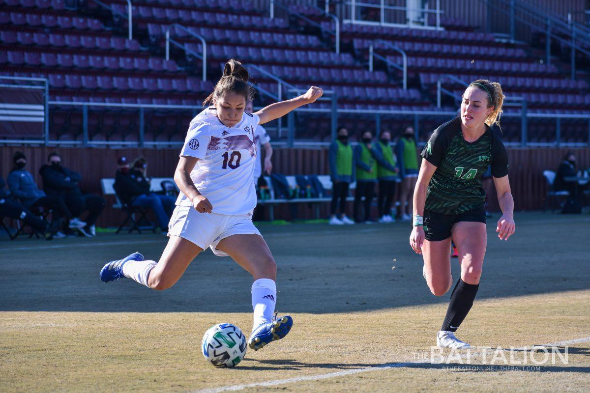 Sophomore+midfielder%26%23160%3BBarbara+Olivieri%2C+a+Thursday+standout%2C%26%23160%3Bcrosses+the+ball+to+her+teammates.%26%23160%3B