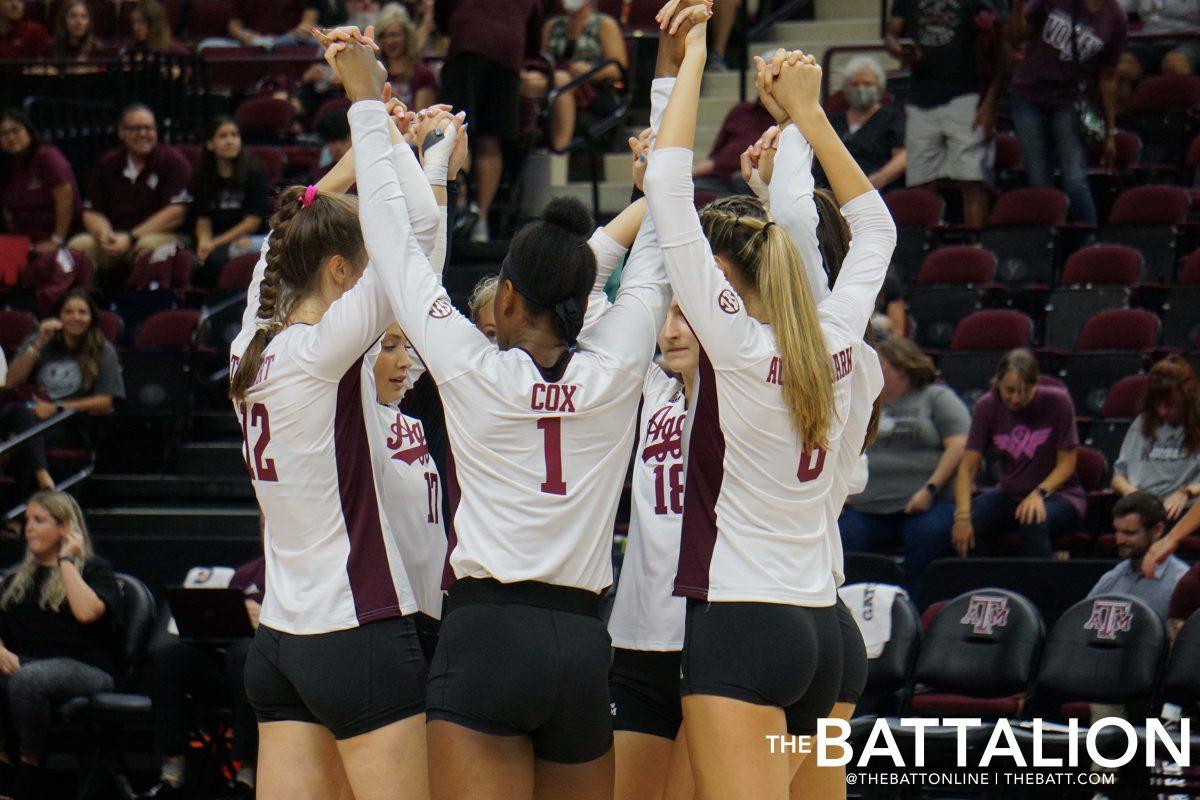 Destiny Cox,&#160;Mallory Talbert, London Austin-Roark, Ciera &#8220;Cici&#8221; Hecht and Camille Connor huddle up before the game.