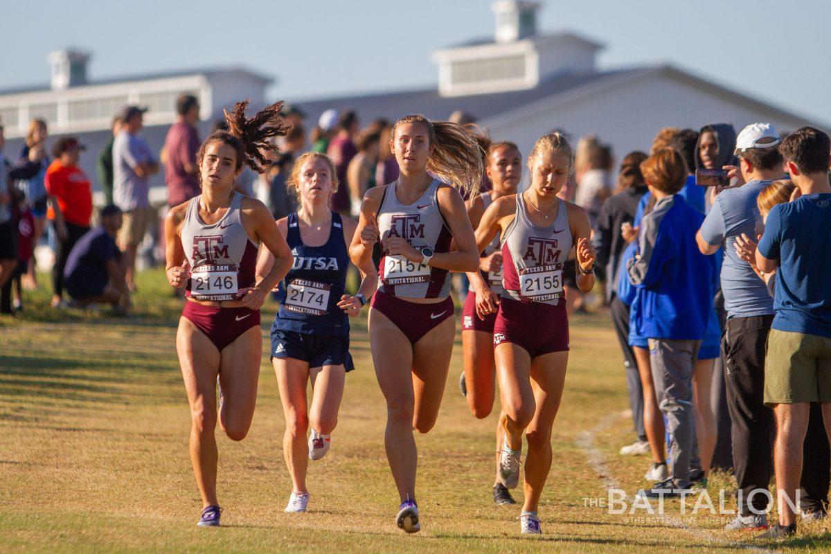 The+Aggies+stick+together+as+they+approach+the+3km+mark.