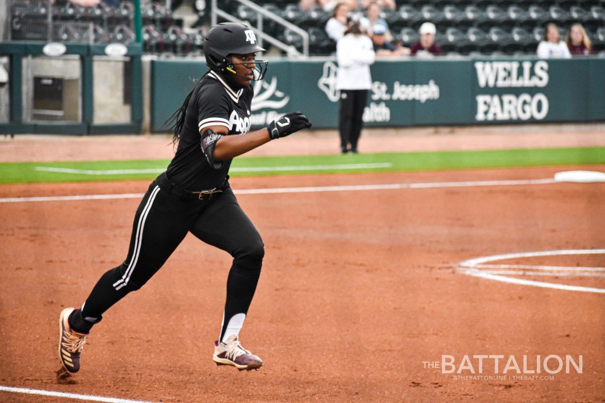 Coming off of a successful freshman year, sophomore outfielder Bre Warren has taken on a newfound sense of confidence as she preps for the 2022 spring season. 