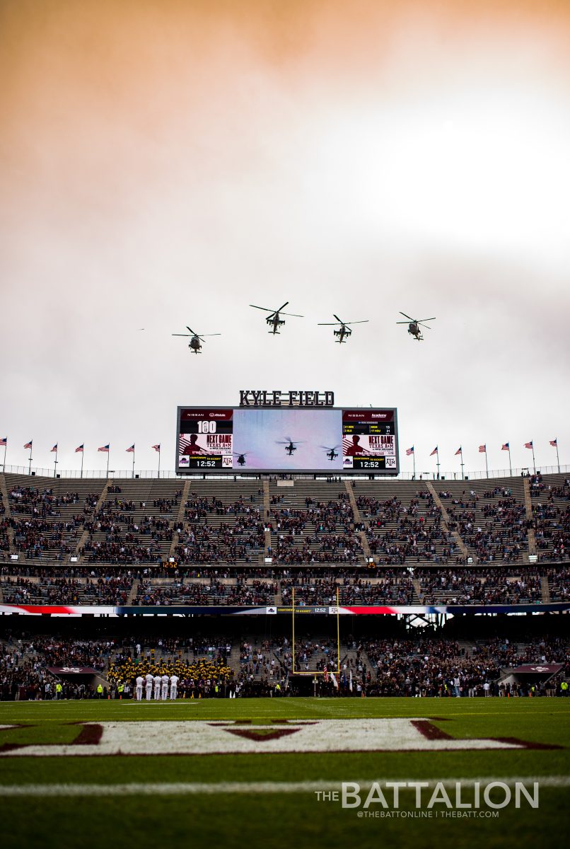 After+the+playing+of+the+national+anthem%2C+helicopters+flew+in+over+Kyle+Field.%26%23160%3B