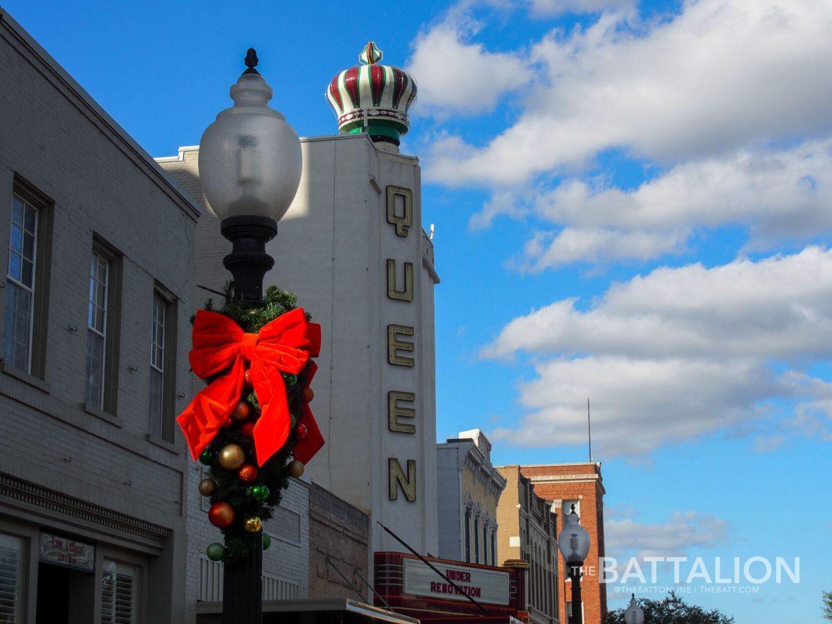 Downtown+Bryan+has+been+decorated+for+the+holidays.
