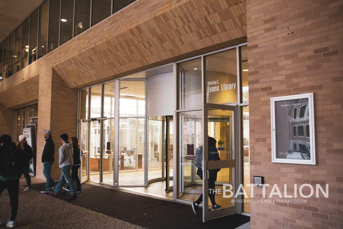 <p>Students walk in and out of Evans library.</p>