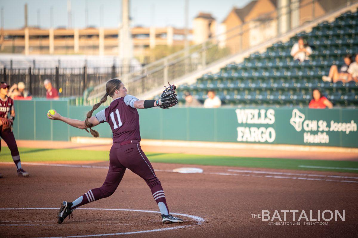 Freshman+P%2F1B+Emiley+Kennedy+%2811%29+pitches+during+the+top+of+the+fourth+inning+in+Davis+Diamond+on+Wednesday%2C+April+27%2C+2022.