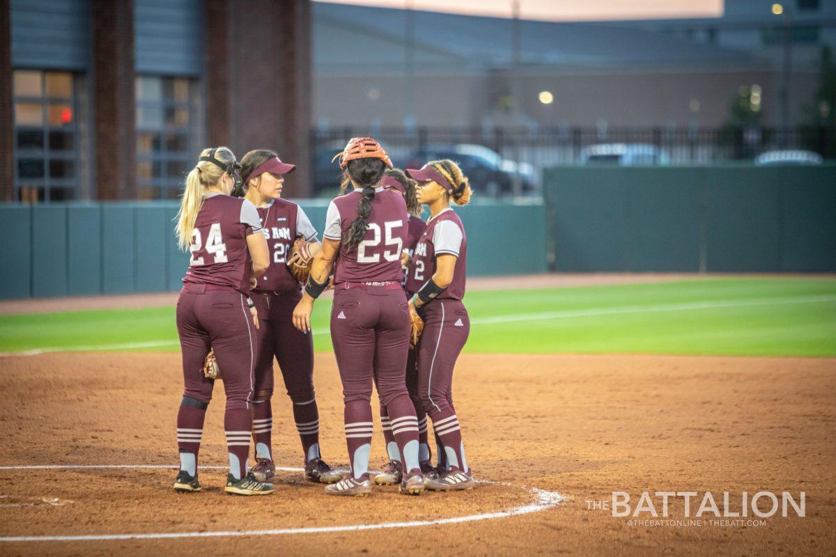 Senior+P%2FOF+Makinzy+Herzog+%2824%29+speaks+with+her+fielders+in+the+top+of+the+seventh+inning+in+Davis+Diamond+on+Wednesday%2C+April+27%2C+2022.