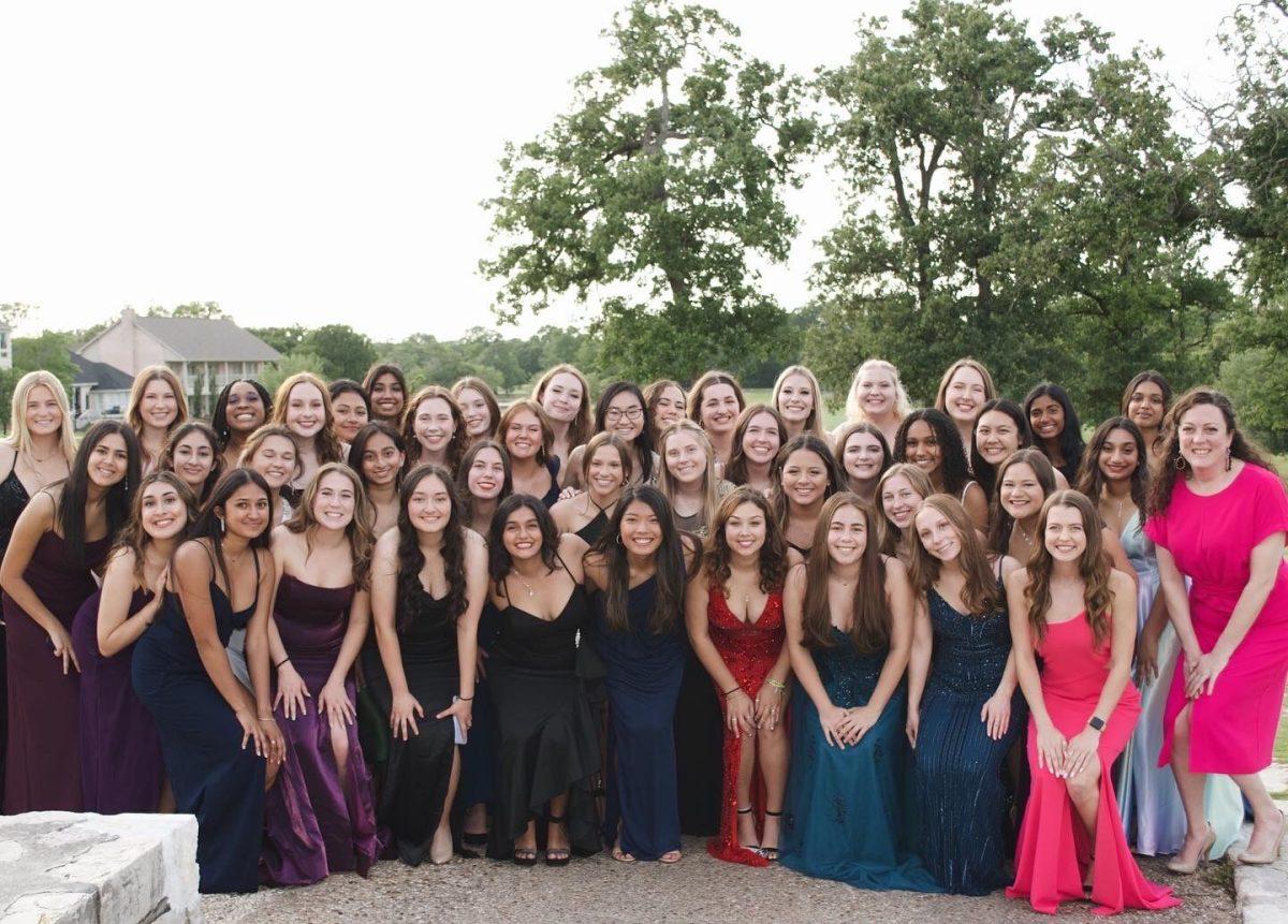 Freshmen Aggie Ladies Leading, or FALL, members pose for a group photo at their spring banquet on April 29, 2021. 