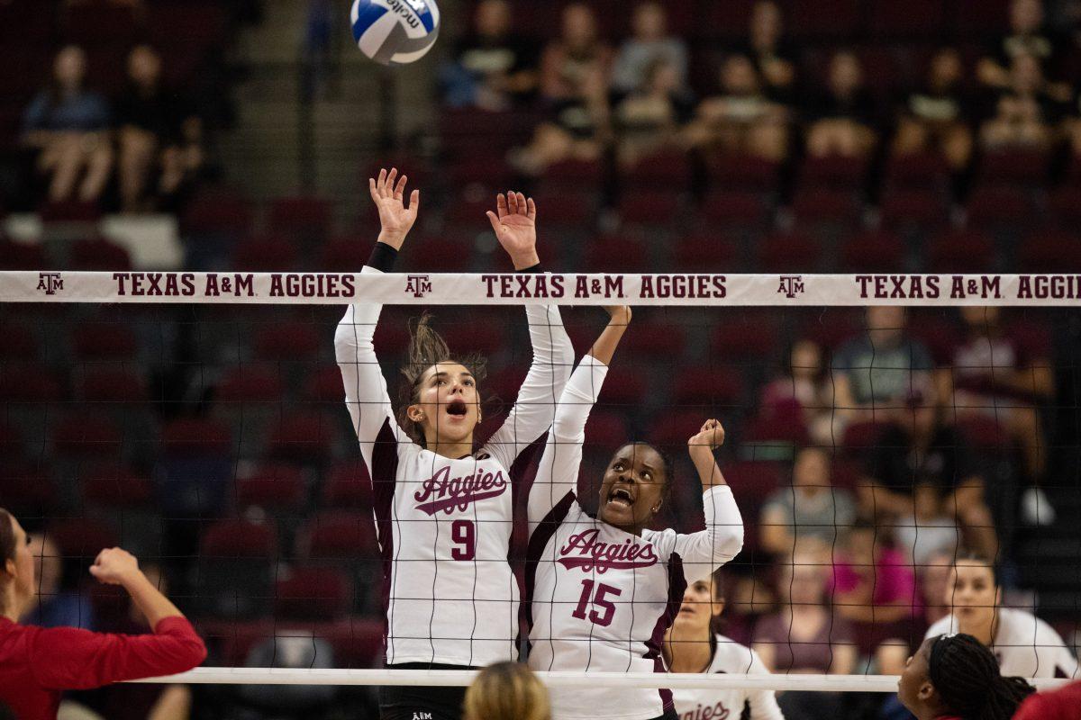 Freshman+OPP+Logan+Lednicky+%289%29+and+redshirt+junior+MB+Madison+Bower+%2815%29+at+Reed+Arena+on+Friday%2C+Sep.+2%2C+2022.