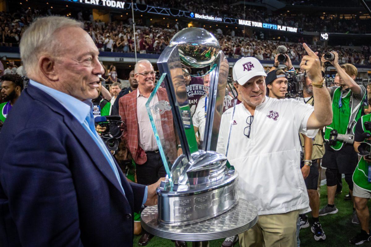 A%26amp%3BM+coach+Jimbo+Fisher+gestures+for+his+team+to+come+help+him+lift+the+Southwest+Classic+trophy+after+Texas+A%26amp%3BM+defeated+Arkansas+23-21+to+win+the+Southwest+Classic+on+Saturday%2C+Sept.+24%2C+2022%2C+at+AT%26amp%3BT+Stadium+in+Arlington%2C+Texas.