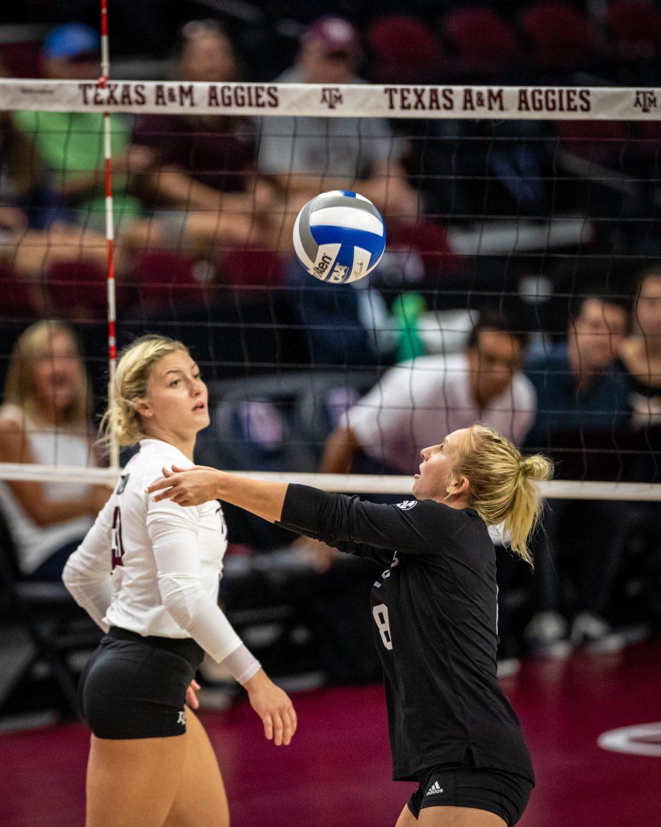 Junior L/DS Lauren Hogan (8) sets up a spike for a teammate during the Aggies match against San Diego on Saturday, Aug. 27, 2022 at Reed Arena.