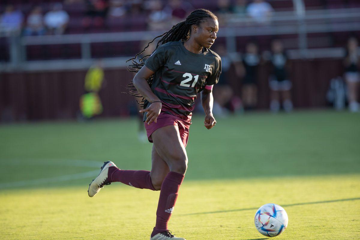 Graduate student D Karlina Sample (21) kicks the ball down Ellis Field on Thursday, Aug. 25, 2022.