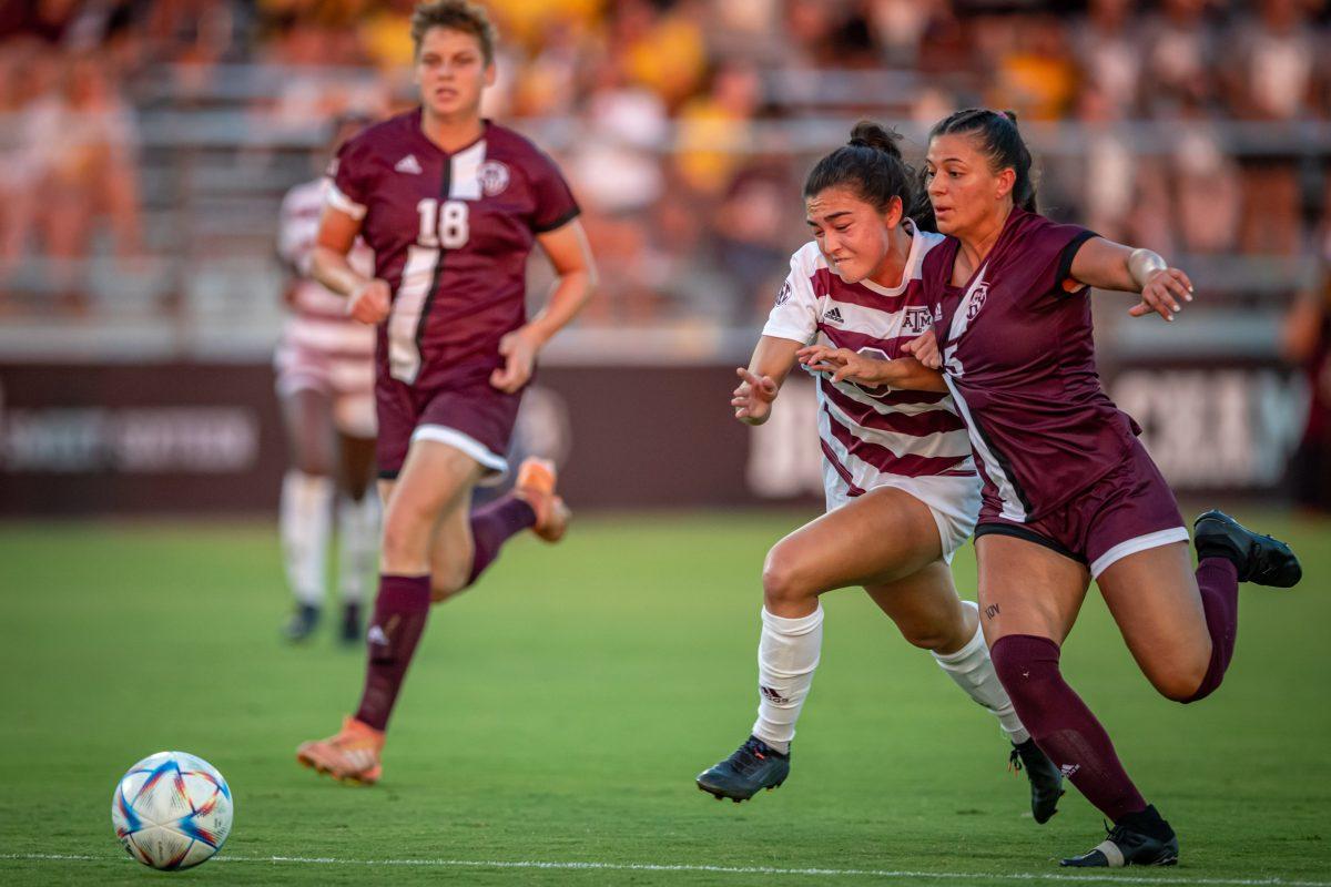 Sophomore+F+Maile+Hayes+%288%29+moves+the+ball+downfield+during+the+Aggies+match+against+Mississippi+State+at+Ellis+Field+on+Thursday%2C+Sept.+22%2C+2022.