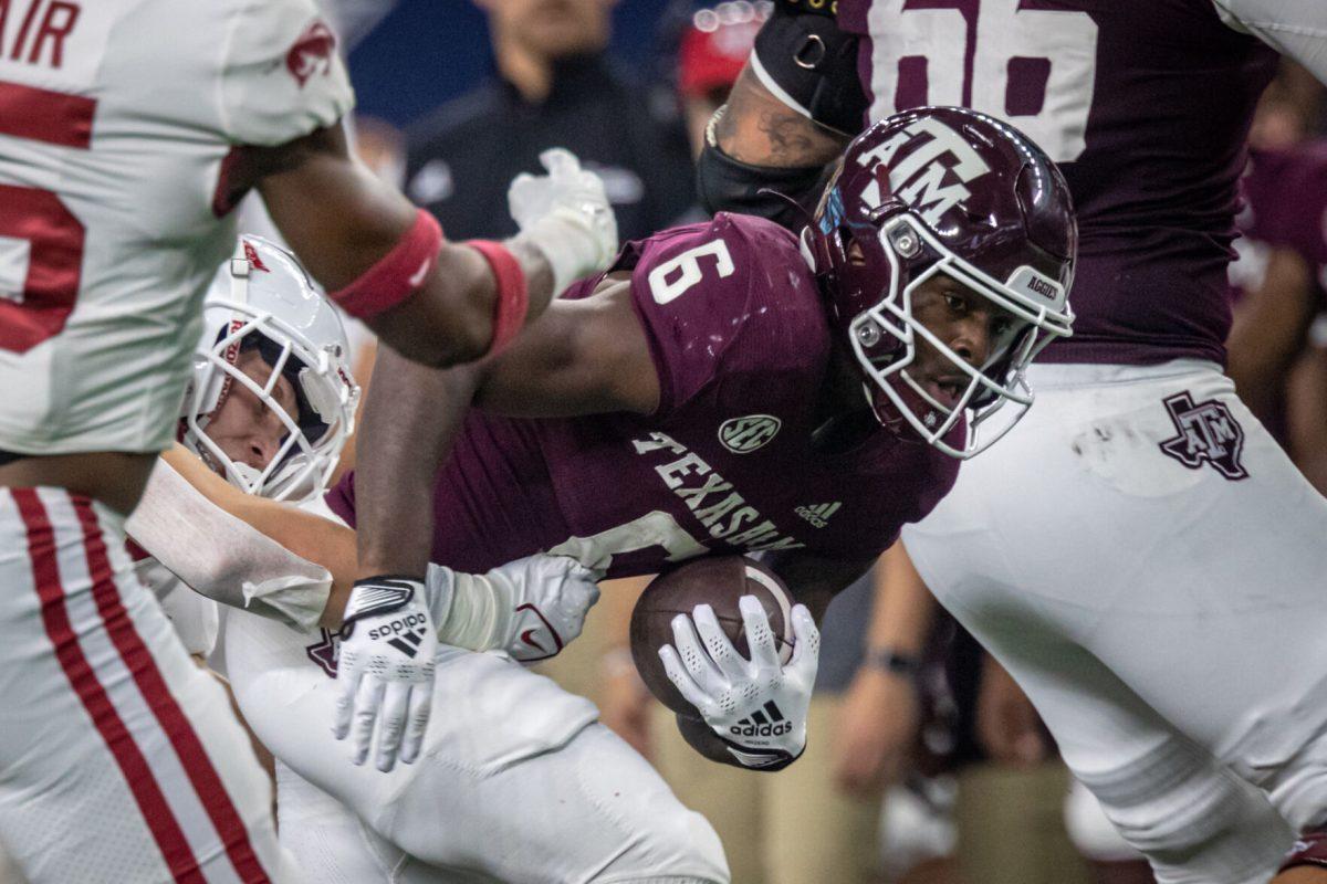 Junior RB Devon Achane (6) rushes up the middle during the Southwest Classic on Saturday, Sept. 24, 2022, at AT&T Stadium in Arlington, Texas.