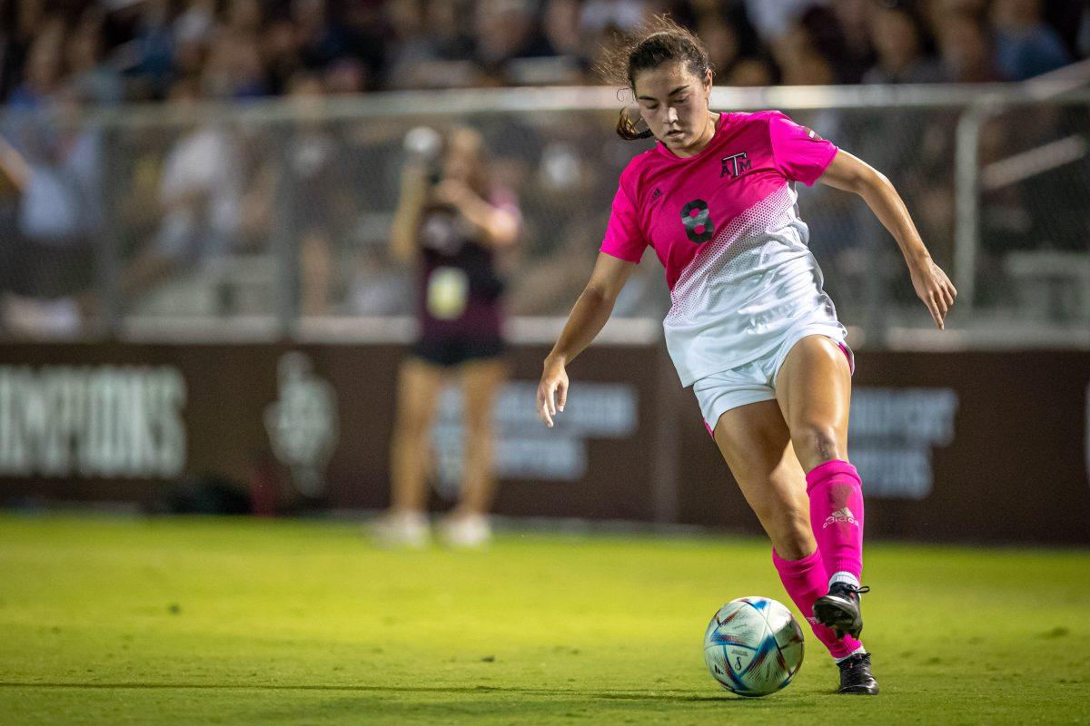 Sophomore F Maile Hayes (8) moves downfield during Texas A&Ms match against Auburn at Ellis Field on Friday, Oct. 14, 2022.