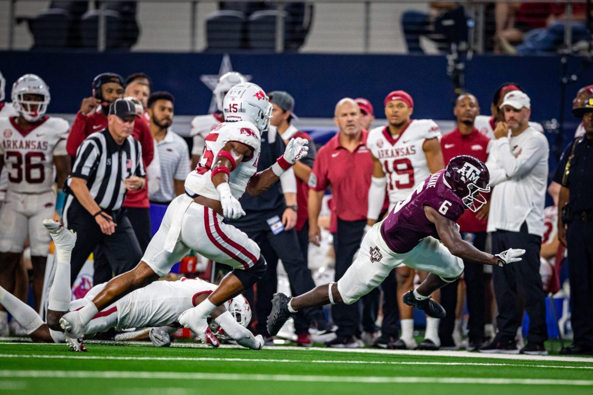 Junior RB Devon Achane (6) runs for a first down during the Southwest Classic on Saturday, Sept. 24, 2022, at AT&T Stadium in Arlington, Texas.