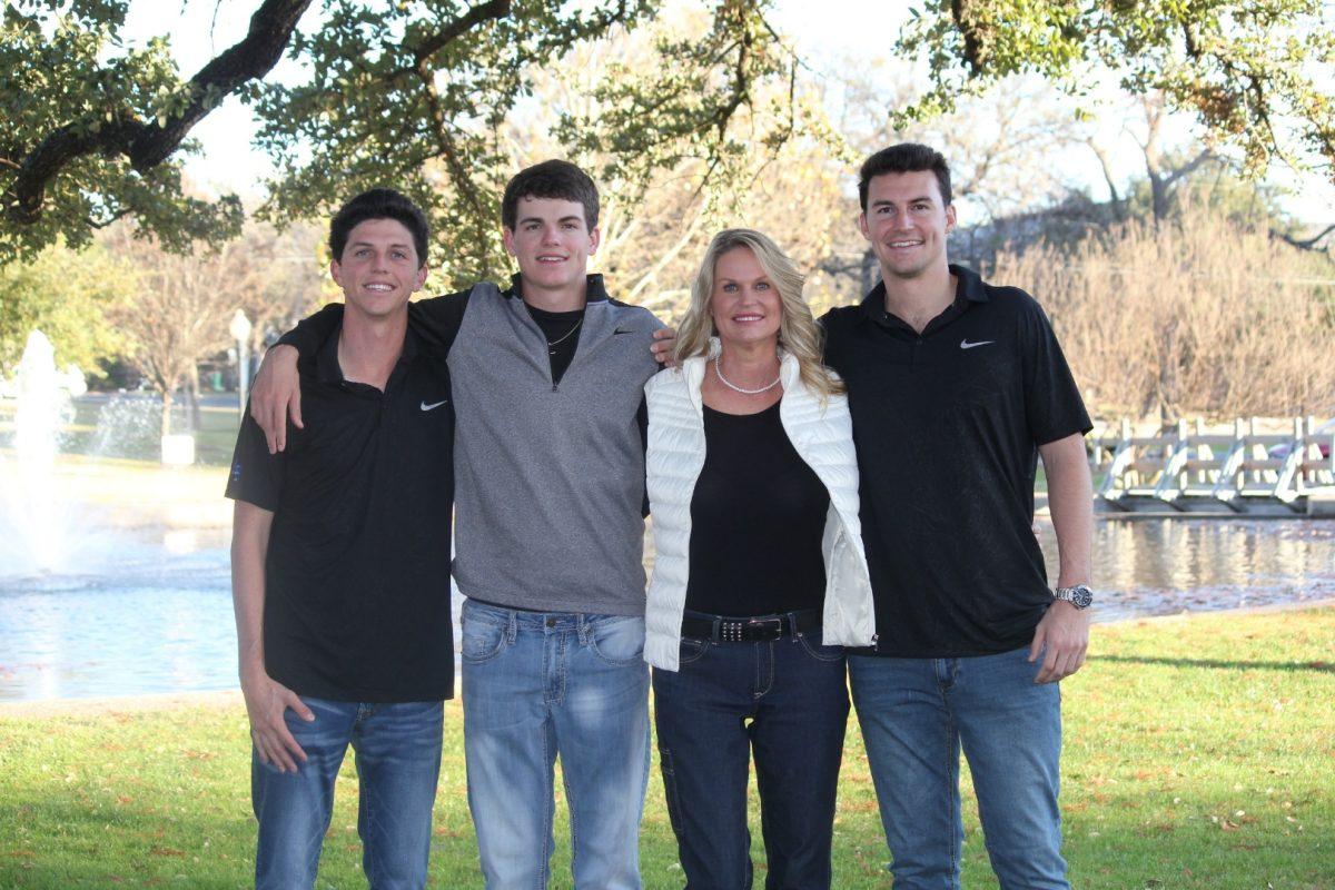 Sophomore golfer Dallas Hankamer stands with his family for a photo. 