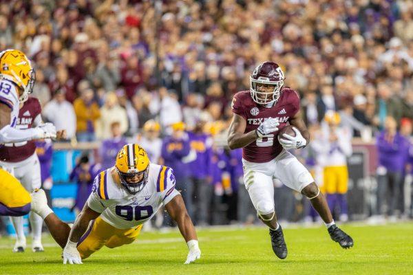 Junior RB Devon Achane (6) runs for a touchdown during A&M's game vs. LSU at Kyle Field on Saturday, Nov. 26, 2022. (Jonathan Taffet/The Battalion)