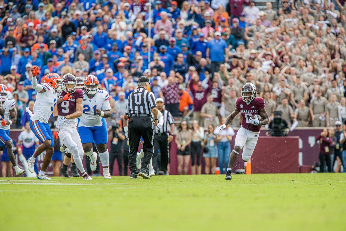 Junior RB Devon Achane (6) takes the ball a 5 yards before the endzon during a game against Florida on Saturday, Nov. 5, 2022 at Kyle Field