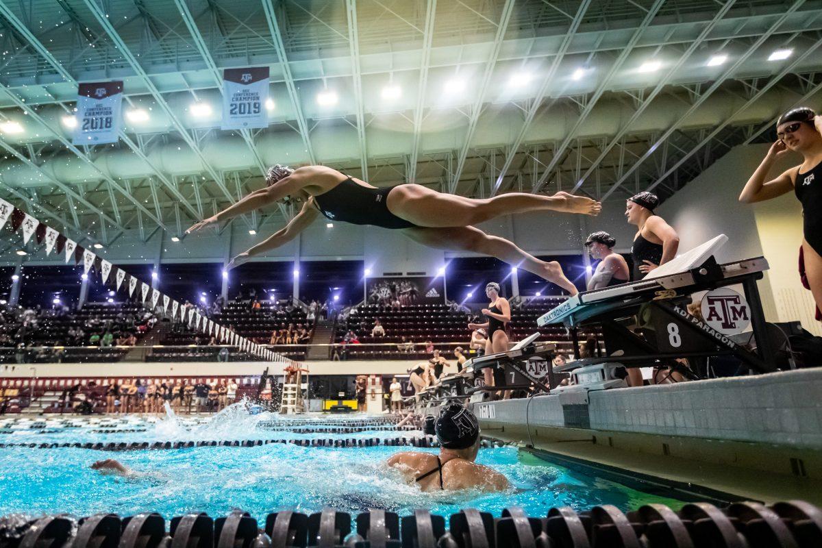 Junior+Desirae+Mangaoang+dives+in+as+the+third+leg+of+Relay+D+in+the+400+yard+freestyle+relay+during+Texas+A%26amp%3BMs+meet+against+Rice+at+the+Rec+Center+Natatorium+on+Saturday%2C+Dec.+3%2C+2022.