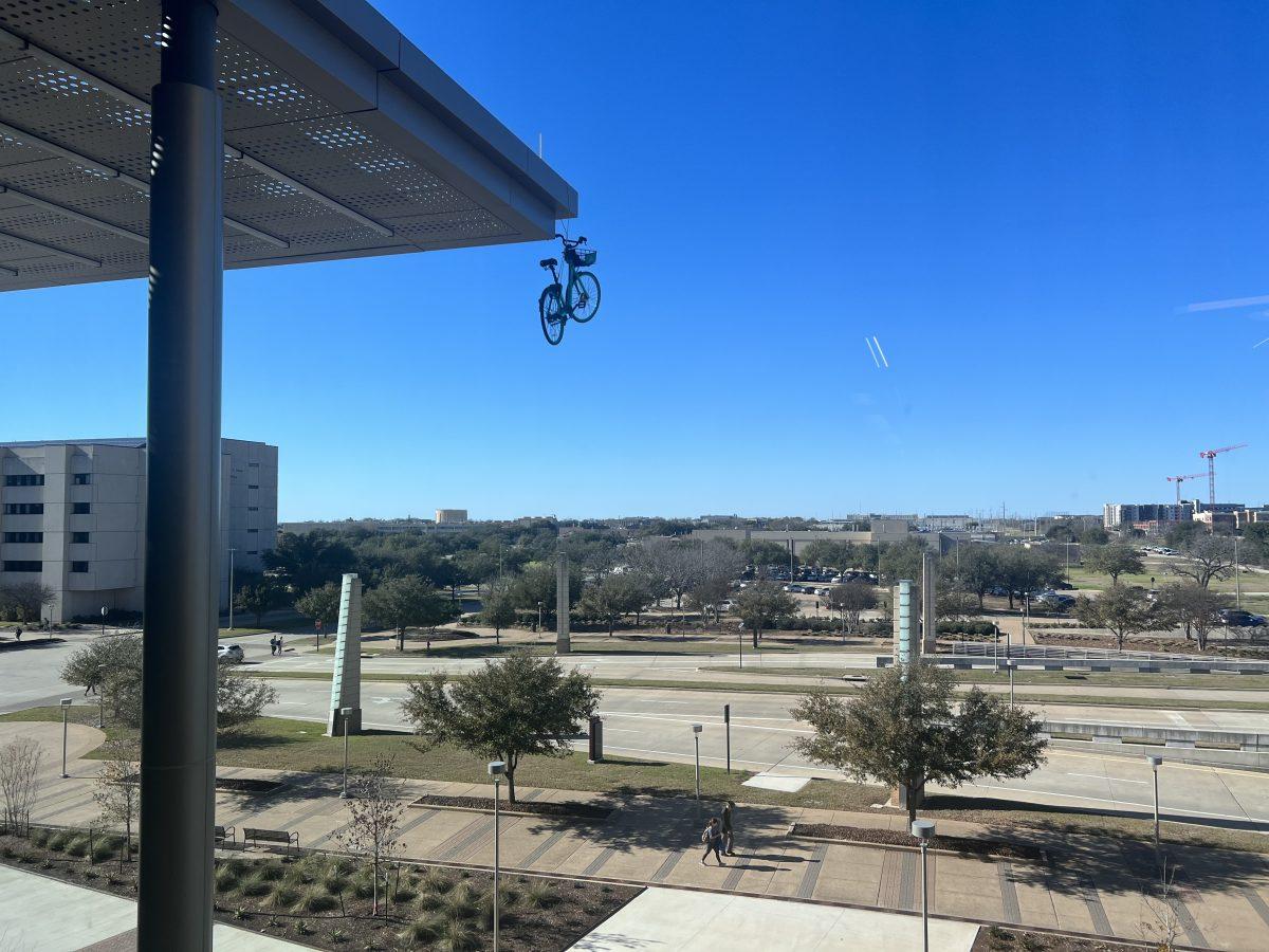 A+VeoRide+bike+hangs+from+the%26%23160%3BInstructional+Laboratory+%26amp%3B+Innovative+Learning+Building+on+Thursday%2C+Feb.+9.