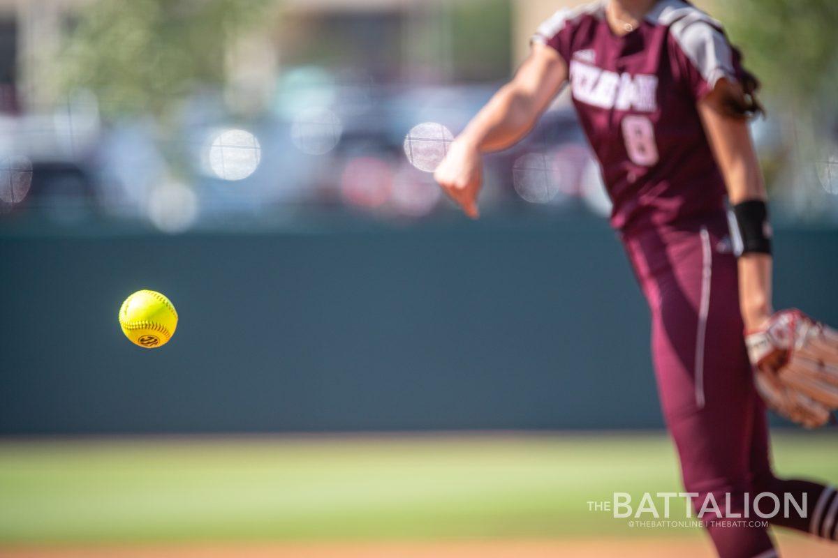 Sophomore+P%2FOF+Grace+Uribe+%288%29+throws+a+pitch+at+Davis+Diamond+on+Saturday%2C+May+7%2C+2022.