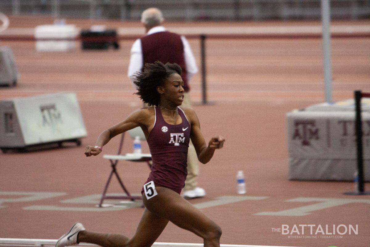 Junior sprinter Jania Martin placed 1st in the 200m and set a personal best of 23.44.