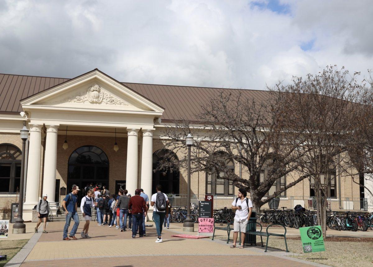Students line up outside of Sbisa Dining Hall on Monday, Feb. 6, 2023.