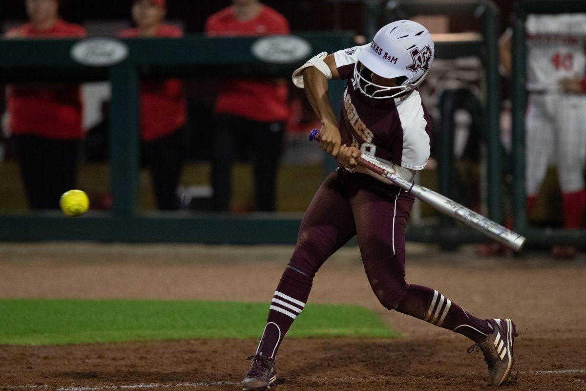 Senior+Star+Ferguson+%2889%29+swings+her+bat+to+hit+the+softball+at+Davis+Diamond+on+Wednesday%2C+March.+1%2C+2023