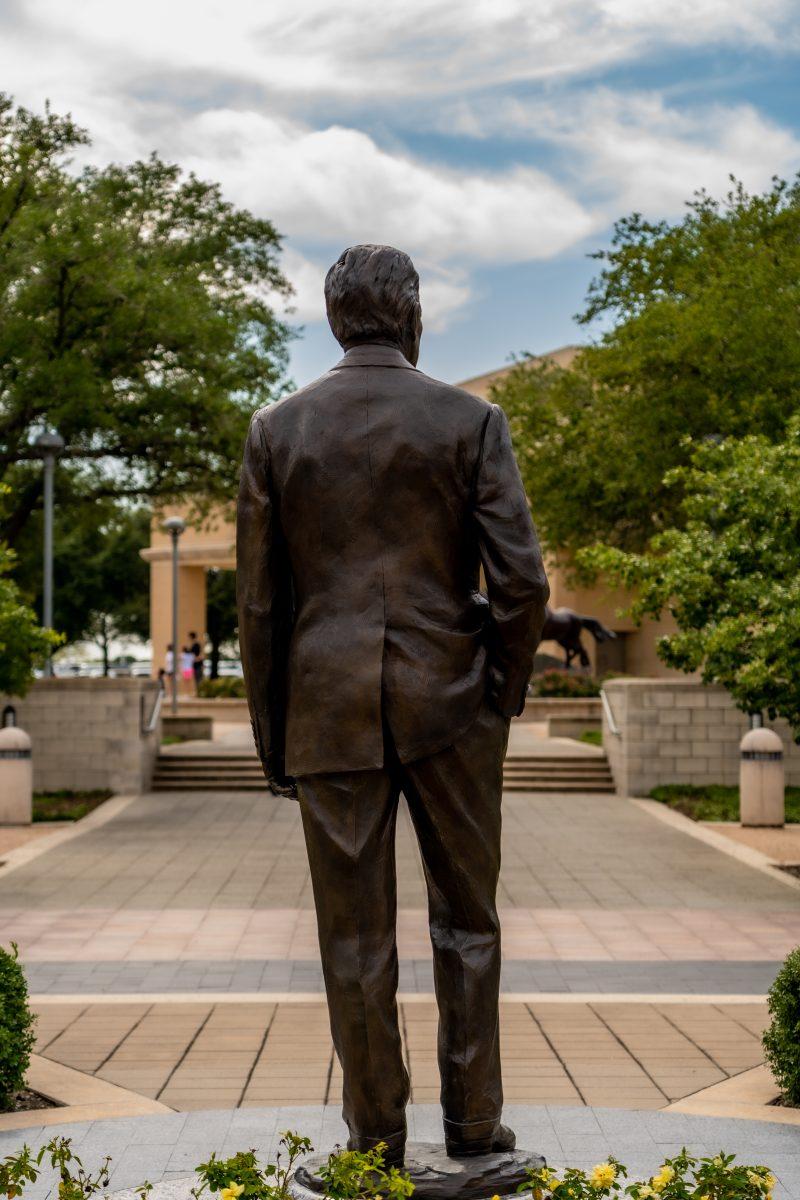 A+statue+of+former+U.S.+president+George+H.+W.+Bush%26%23160%3Boutside+the+Bush+School+of%26%23160%3BGovernment+and+Public+Service+on+Sunday%2C+Sep.+4%2C+2022.