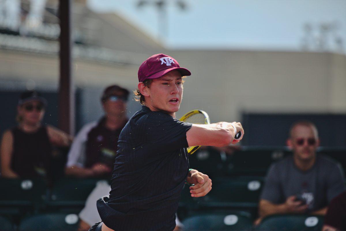 Senior Noah Schachter returns the ball&#160;at the&#160;Mitchell Outdoor Tennis Center on March 23, 2023.