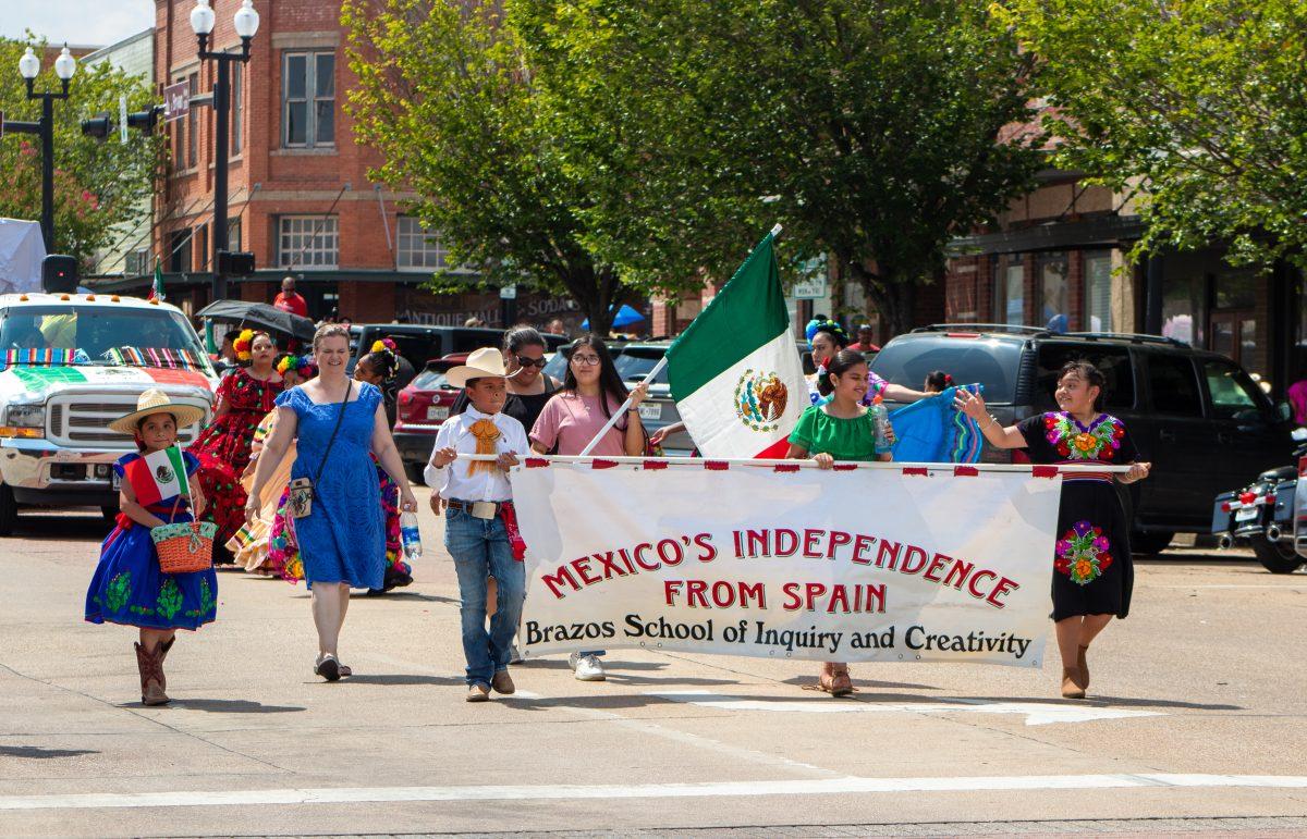 Brazos School of Inquiry and Creativity marches in the Fiestas Patrias Mexicanas Parade to celebrate Mexicos independence from Spain in Bryan, Texas on Sept. 17, 2023. (Karis Olson/The Battalion)