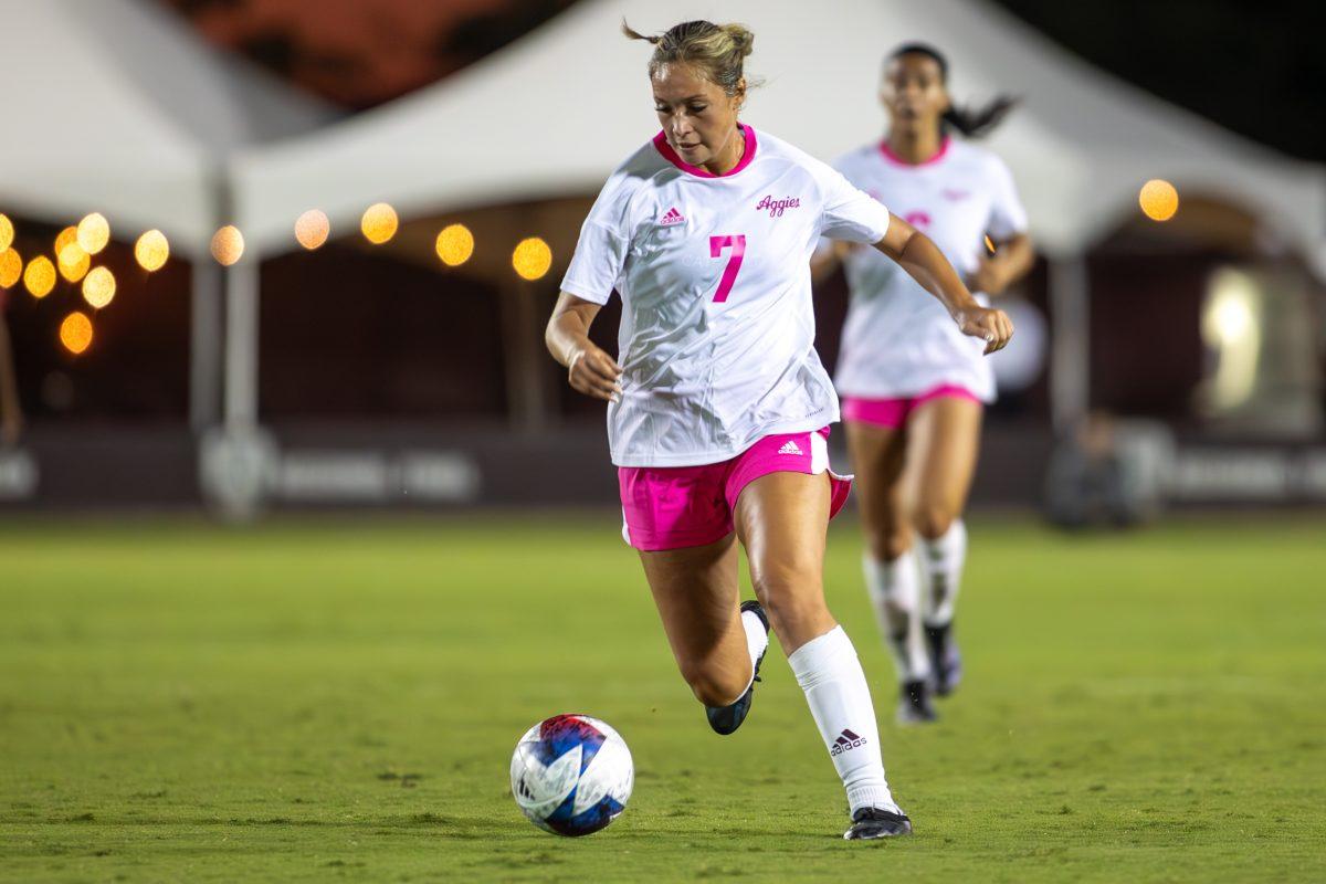 <p>Sophomore M Sydney Becerra (7) dribbles the ball during Texas A&M's game against Alabama on Sunday Oct. 8, 2023 at Ellis Field. (CJ Smith/The Battalion)</p>