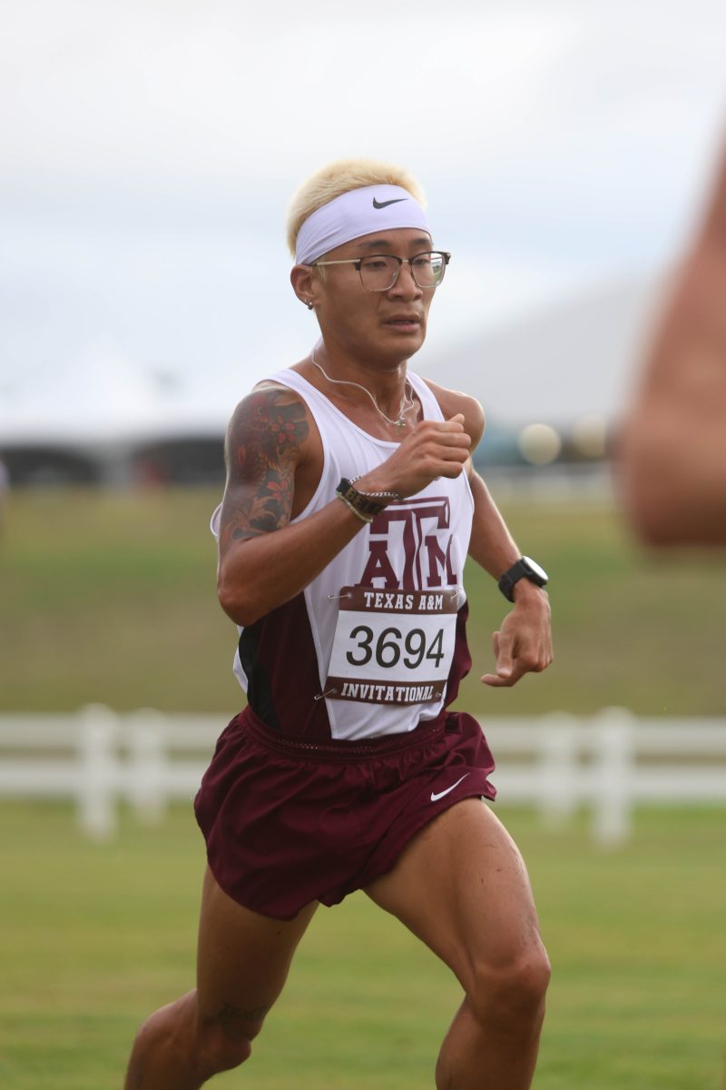 Junior Jonathon Chung continues on his second lap on Friday, Oct. 13, 2023 at the Arturo Barrios Invitational.