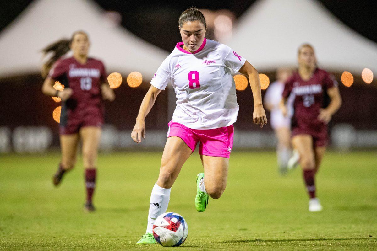 <p>Junior F Maile Hayes (8) passes the ball during Texas A&M's game vs. South Carolina at Ellis Field on Thursday, Oct. 19, 2023. (Chris Swann/The Battalion)</p>