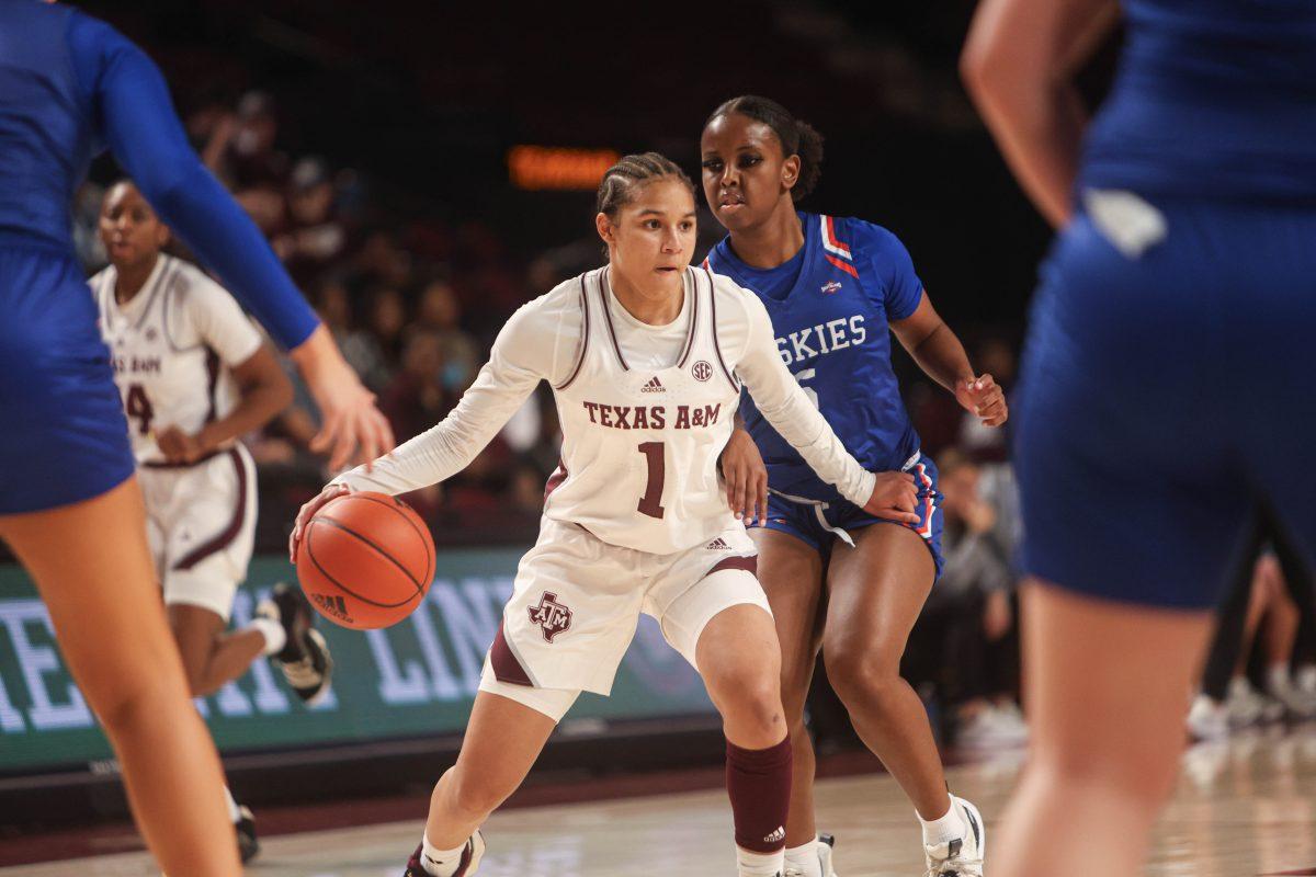 Graduate+G+Endyia+Rogers+%281%29+keeps+her+eyes+up+during+Texas+A%26amp%3BMs+womens+basketball+game+against+HCU+on+Nov.+20%2C+2023+at+Reed+Arena.