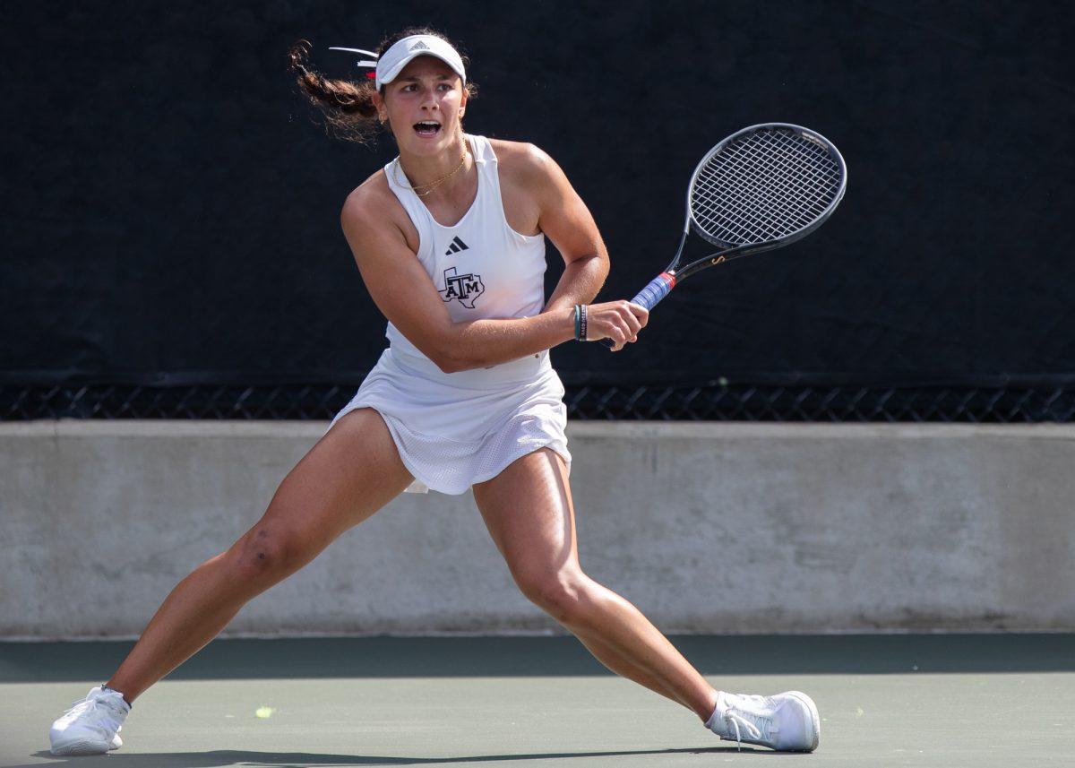 Sophomore+Mia+Kupres+returns+the+ball+at+Texas+A%26amp%3BMs+match+against+Florida+on+Sunday%2C+March+3%2C+2024%2C+at+the+Mitchell+Tennis+Center.+%28%C2%A9+Connor+May%2FThe+Battalion%29