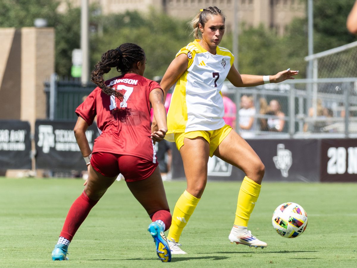 Texas A&amp;M midfielder Sydney Becerra (7) dribbles the ball during Texas A&amp;M’s game against Oklahoma at Elllis Field on Sunday, Sept. 22, 2024. (Chris Swann/The Battalion)