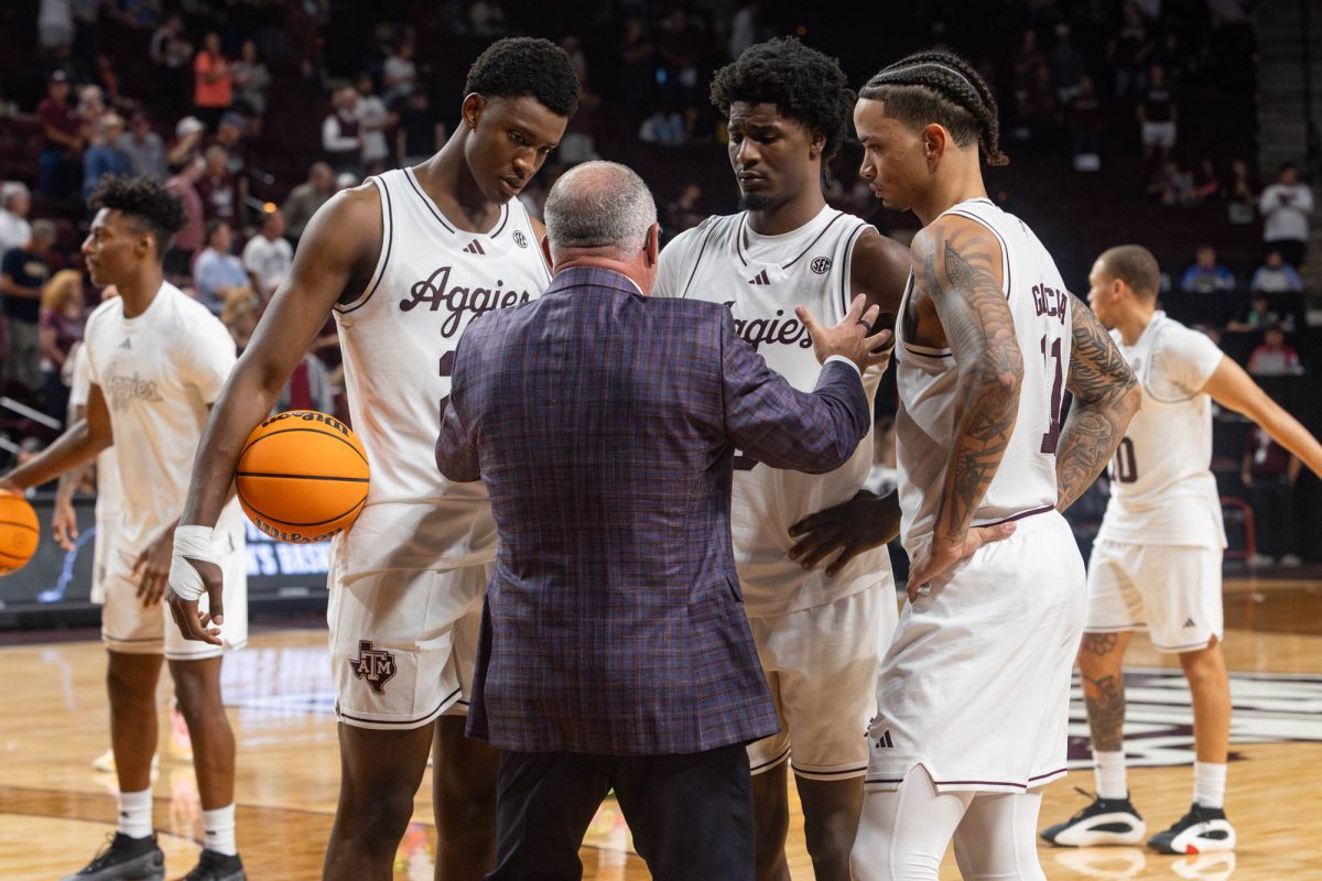 Head coach Buzz Williams talks to Texas A&amp;M f/c Pharrel Payne (21), forward Solomon Washington (9), and forward Andersson Garcia (11) during Texas A&amp;M's game against Lamar at Reed Arena on Monday, Nov 11, 2024. (Micah Richter/The Battalion)